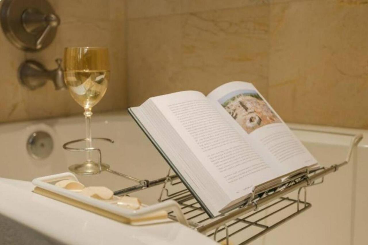 Wine-Dine-Sunshine Cozy Flat In The Heart Of Dtsp Villa St. Petersburg Dış mekan fotoğraf