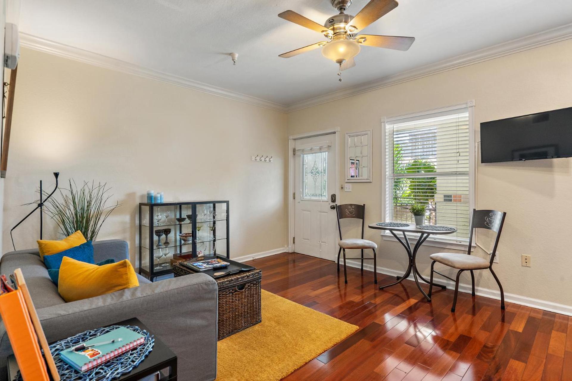Wine-Dine-Sunshine Cozy Flat In The Heart Of Dtsp Villa St. Petersburg Dış mekan fotoğraf
