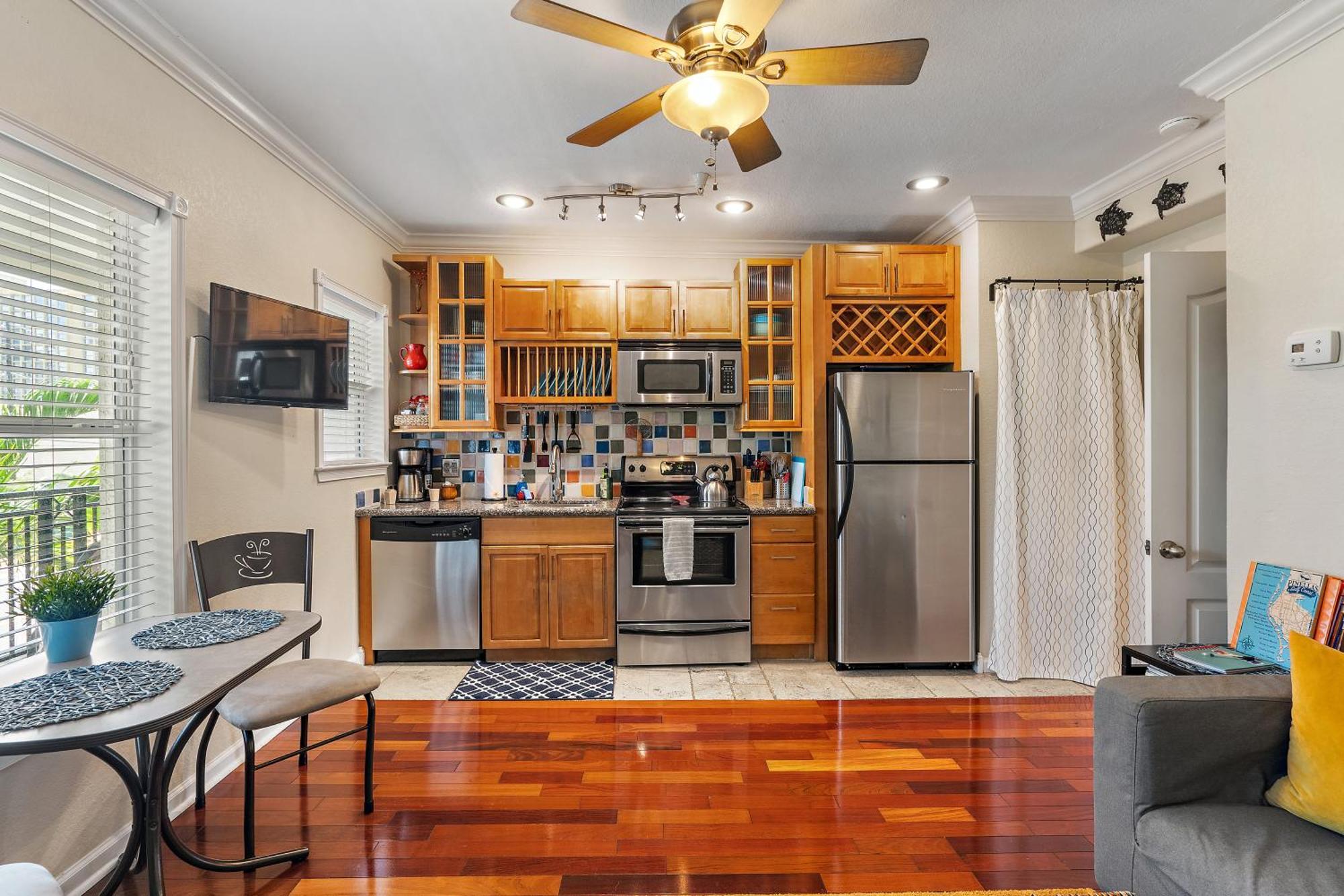 Wine-Dine-Sunshine Cozy Flat In The Heart Of Dtsp Villa St. Petersburg Dış mekan fotoğraf